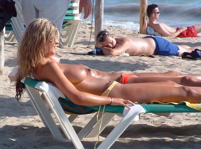 Нескромные девушки загорают топлес на общественных пляжах