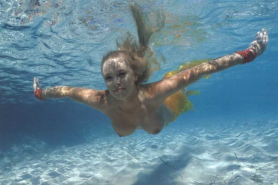 Блондинка голышом плавает в бассейне