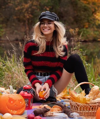 Picture tagged with: Blonde, Busty, Nata Lee, Cute, Hat, Nature, Russian, Smiling