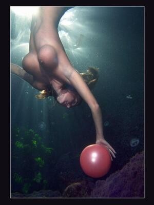 Picture tagged with: Boobs, Under water