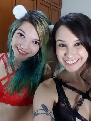 Picture tagged with: Brunette, Camgirl, GweenBlack, 2 girls, Smiling