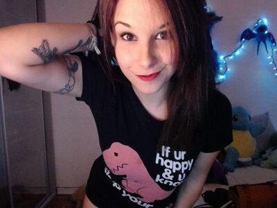 Picture tagged with: Brunette, Camgirl, GweenBlack