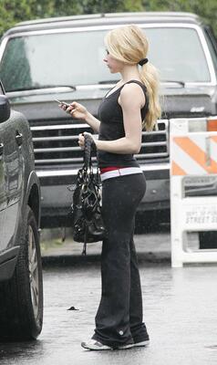 Picture tagged with: Skinny, Blonde, Avril Lavigne, Celebrity - Star, Safe for work