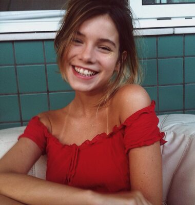 Picture tagged with: Skinny, Brunette, Clarissa Müller, Brazilian, Cute, Smiling