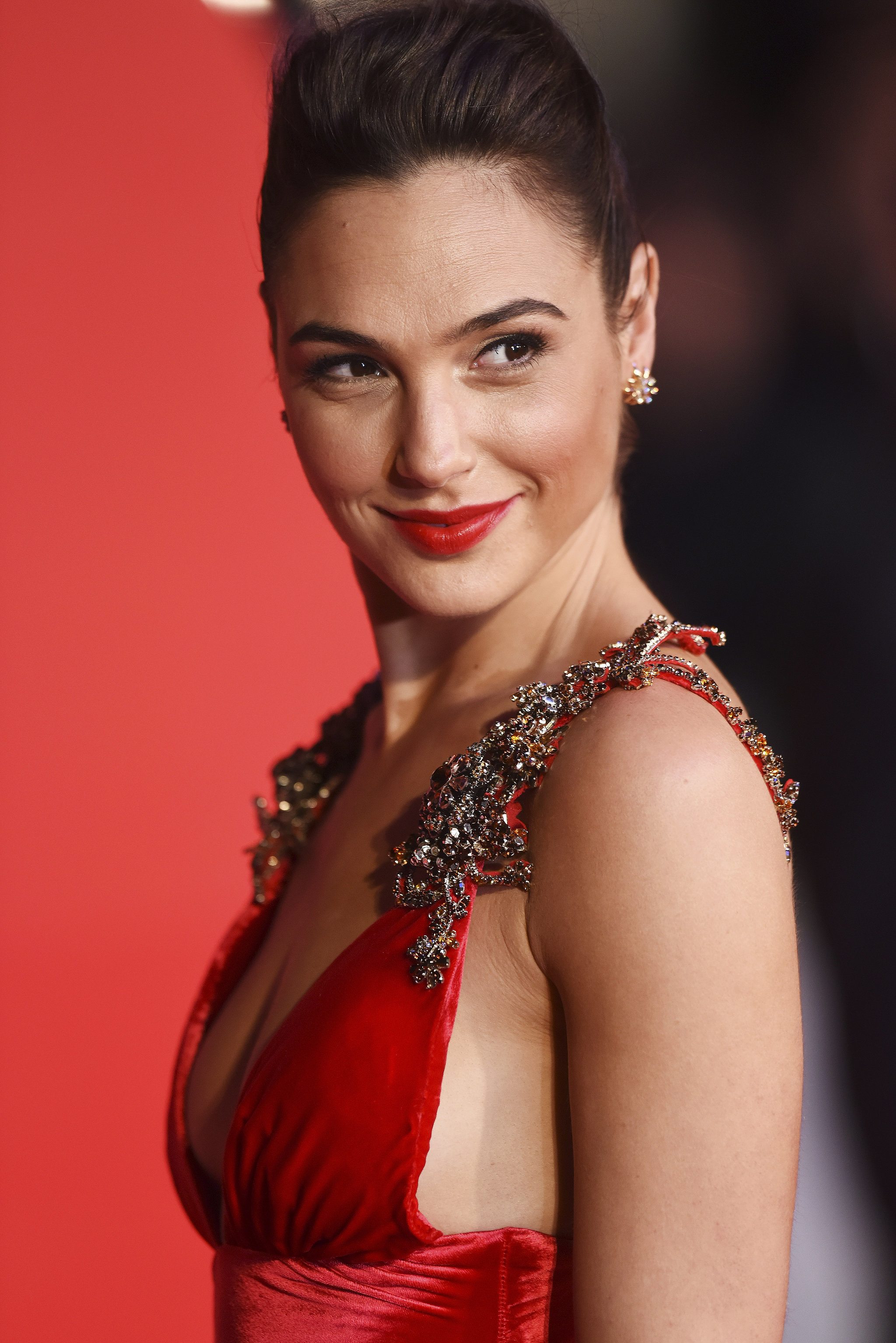 Picture tagged with: Brunette, Celebrity - Star, Gal Gadot, Safe for work