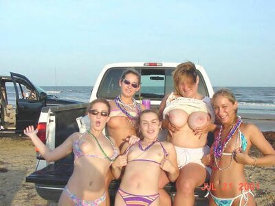 Picture tagged with: 5 girls, Beach, Boobs, Flashing