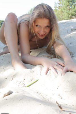 Picture tagged with: Anita - Nadin, Beach, Blonde, Domai, Eyes, Goddess Nudes, Legs, Smiling, Ukrainian, Cute