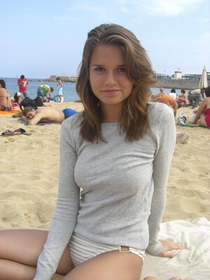 Picture tagged with: Beach, Brunette, Eyes, Smiling, Cute