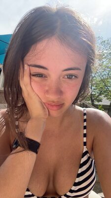Picture tagged with: Bikini, Brunette, Eyes, What is her name, Cute