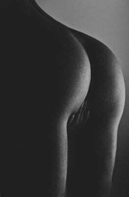 Picture tagged with: Black and White, Ass - Butt