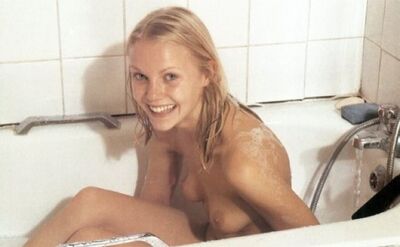Picture tagged with: Blonde, Bath