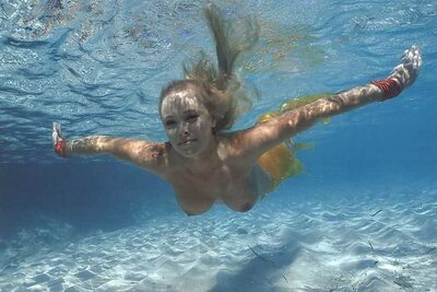 Picture tagged with: Blonde, Boobs, Under water