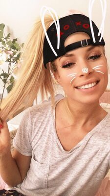 Picture tagged with: Blonde, Camgirl, Chaturbate, Jana Volkova, Cute, Smiling