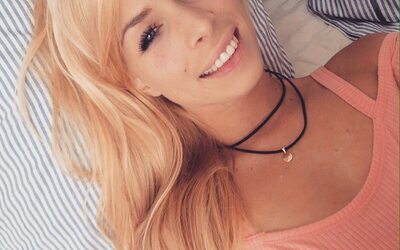 Picture tagged with: Blonde, Camgirl, Chaturbate, Jana Volkova, Smiling