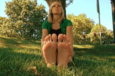 Picture tagged with: Blonde, Feet