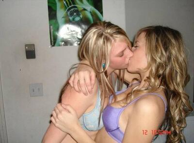 Picture tagged with: Blonde, Kissing, Lesbian