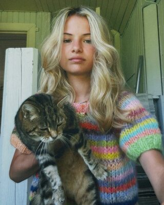 Picture tagged with: Blonde, Lotta Emilie Stichler, Cat, Cute, Eyes, Swedish