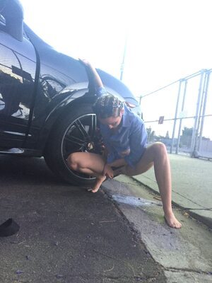 Picture tagged with: American, Blonde, Car, Feet, Legs, Miley Cyrus, Celebrity - Star, Leaked, Peeing