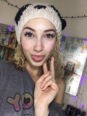 Picture tagged with: Brunette, Bambii Bonsai, Camgirl, Chaturbate, nood.tv