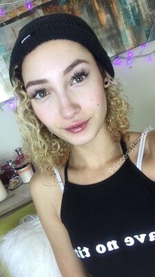 Picture tagged with: Brunette, Bambii Bonsai, Camgirl, Chaturbate, nood.tv