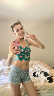 Picture tagged with: Brunette, Bambii Bonsai, Camgirl, Chaturbate, nood.tv