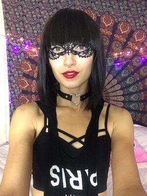 Picture tagged with: Brunette, Bambii Bonsai, Camgirl, Chaturbate, nood.tv