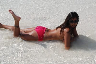 Picture tagged with: Brunette, Beach