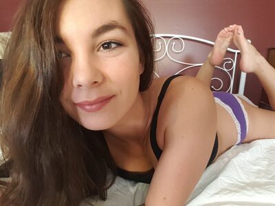 Picture tagged with: Brunette, Camgirl, Chaturbate, Lexxy