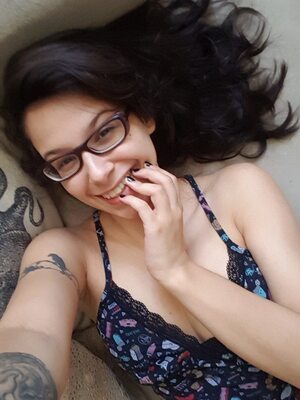 Picture tagged with: Brunette, Camgirl, GweenBlack, Selfie, Smiling