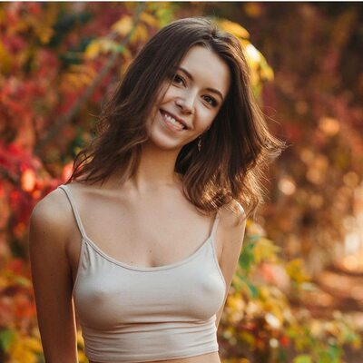 Picture tagged with: Brunette, Cute, Nature, Smiling