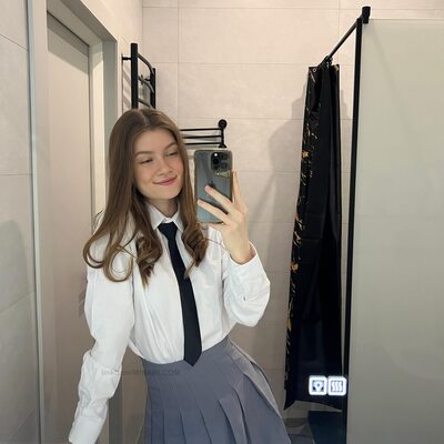 Picture tagged with: Brunette, Cute, Russian, Selfie, Smiling