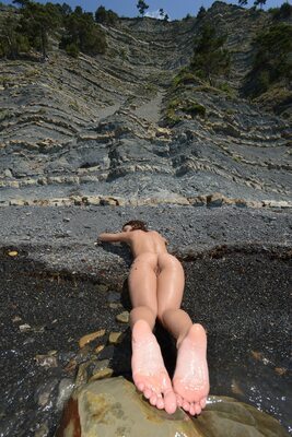 Picture tagged with: Brunette, Foxy Di - Nensi B, MET Art, Nyuso, Feet, Nature