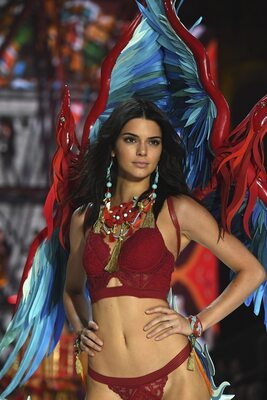 Picture tagged with: Brunette, Kendall Jenner, American, Celebrity - Star, Lingerie, Tummy
