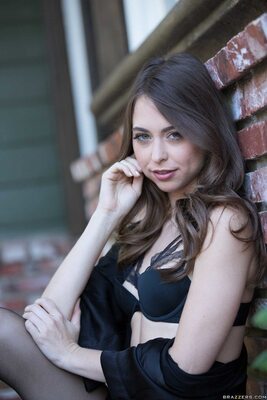 Picture tagged with: Brunette, Riley Reid, Lingerie