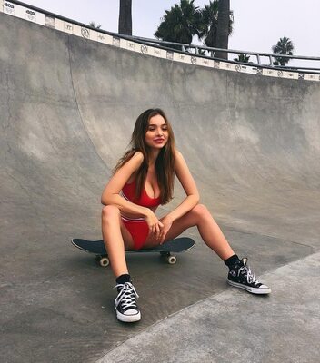 Picture tagged with: Brunette, Sophie Mudd, American, Legs, Skateboard, Sport