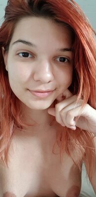 Picture tagged with: Camgirl, Chaturbate, Jessy loollypop, Redhead, Boobs, Eyes