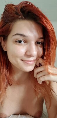 Picture tagged with: Camgirl, Chaturbate, Jessy loollypop, Redhead, Boobs, Smiling