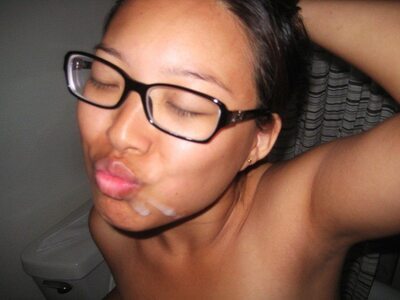 Picture tagged with: Cumshot, Brunette, Facial