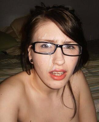 Picture tagged with: Cumshot, Brunette, Facial