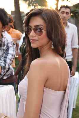 Picture tagged with: Deepika Padukone, Brunette, Indian, Celebrity - Star, Safe for work