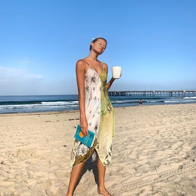 Picture tagged with: Skinny, Abby Neff, American, Beach, Blonde, Book, Legs, Cute