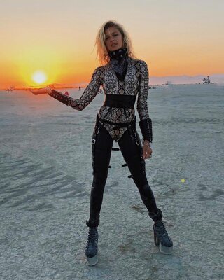 Picture tagged with: Skinny, Abby Neff, American, Blonde, Legs, Cute