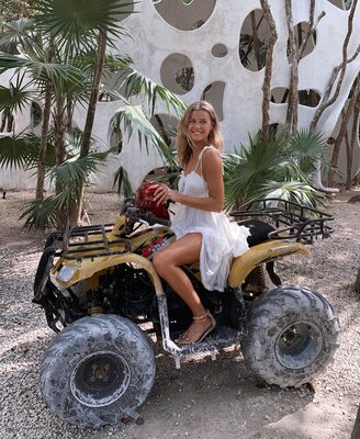 Picture tagged with: Skinny, Abby Neff, American, Blonde, Legs, Cute