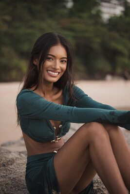 Picture tagged with: Skinny, Alisa Arunahiran, Asian, Beach, Brunette, Eyes, Legs, Smiling, Thai, Cute