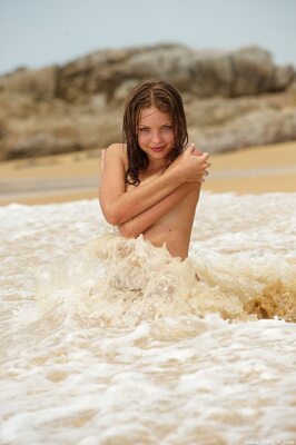 Picture tagged with: Skinny, Amelie, Brunette, Desert Island, Femjoy, Beach, Cute, Shy