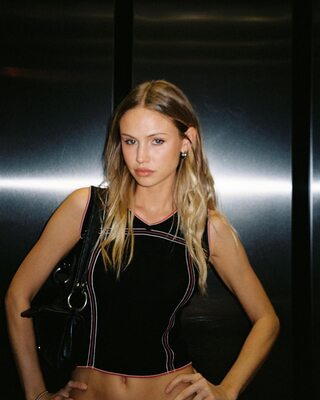 Picture tagged with: Skinny, American, Blonde, Eyes, Scarlett Leithold, Cute, Tummy