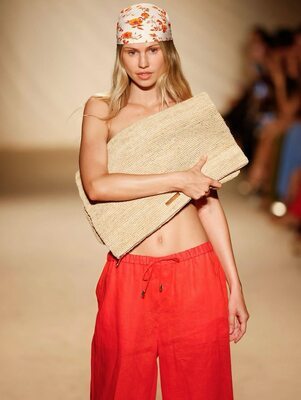 Picture tagged with: Skinny, American, Blonde, Eyes, Scarlett Leithold, Cute, Tummy