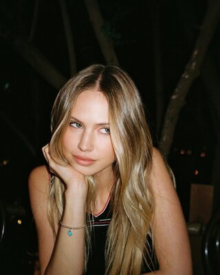 Picture tagged with: Skinny, American, Blonde, Eyes, Scarlett Leithold, Cute