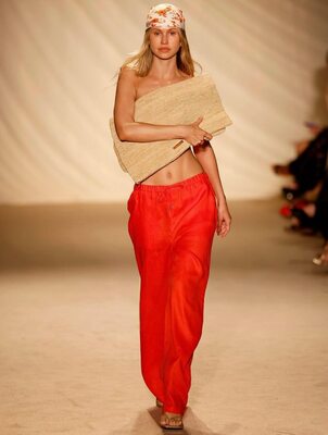Picture tagged with: Skinny, American, Blonde, Scarlett Leithold, Cute, Tummy