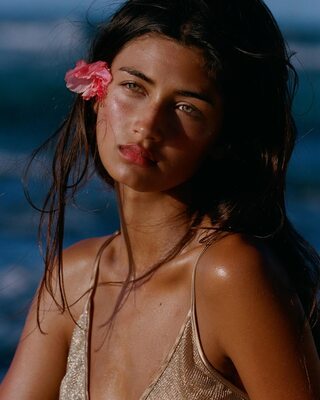 Picture tagged with: Skinny, American, Brunette, Eyes, Meeya Dugied, Cute, Face